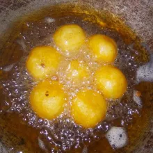 Goreng dalam minyak panas sampai kuning kecoklatan.