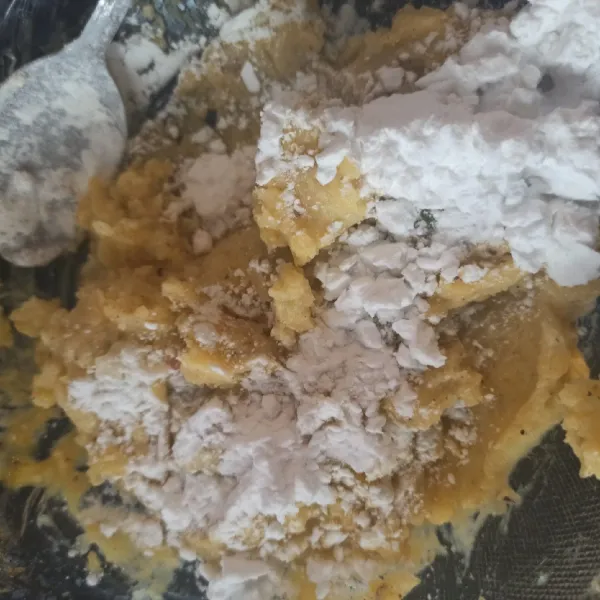 Untuk membuat kulit kroket: adonan pada step 3 tadi ditambahkan tepung kentang. Aduk rata. Tambahkan isian, kemudian tutup kembali dengan kulitnya. Sehingga isinya tidak keluar.