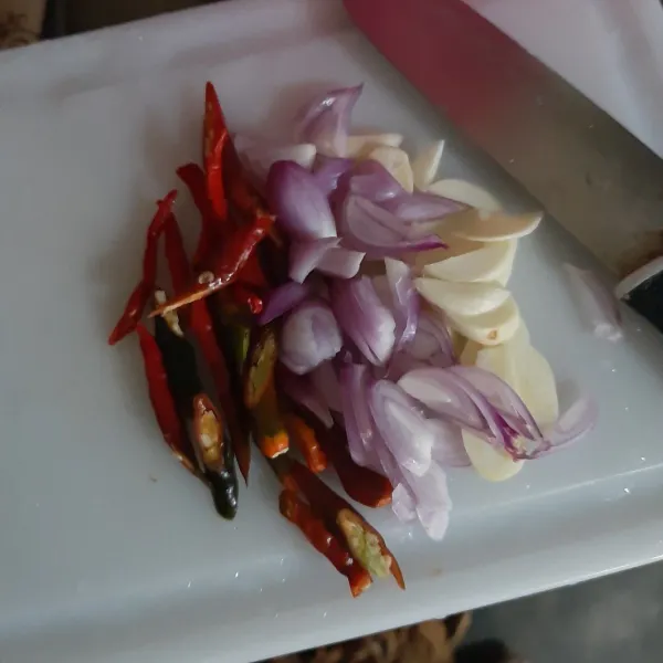 Iris bawang putih, bawang merah dan cabe keriting.