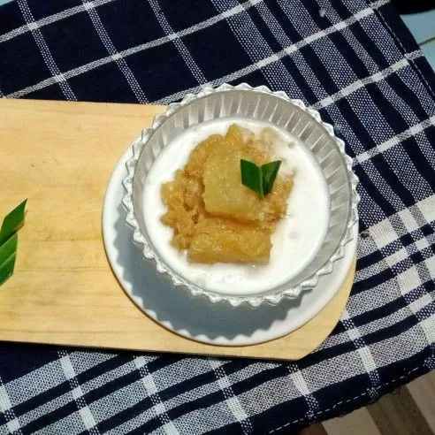 Tata dalam wadah lalu siram dengan saus santan. Siap disantap hangat.