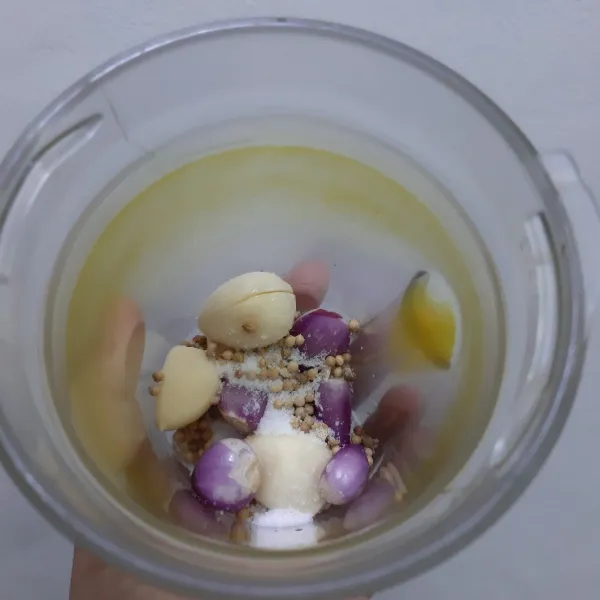 haluskan bumbu : bawang merah, bawang putih, garam dan ketumbar. sisihkan.