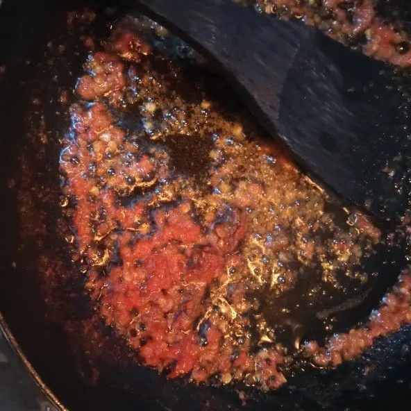 Panaskan wajan dan beri minyak. Tumis bumbu halus hingga harum.