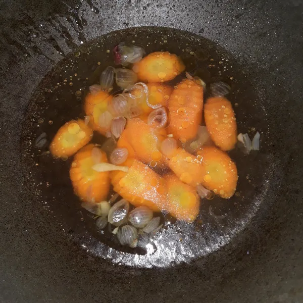 Masukkan wortel masak samapai empuk.