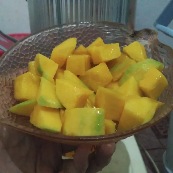 Kupas potong buah mangga. Simpan di freezer.