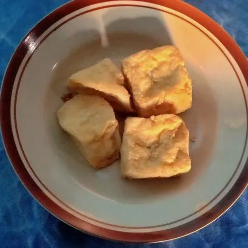 Siapkan tau goreng, belah segitiga.
