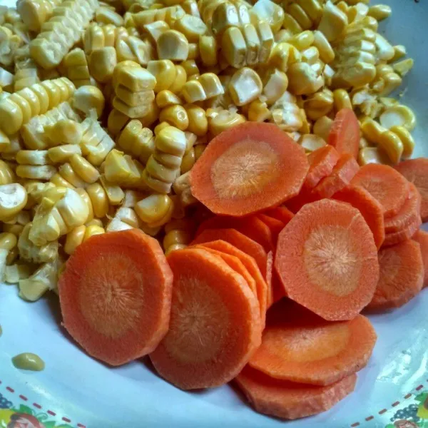 Pipil jagung, kupas wortel dan potong-potong.
