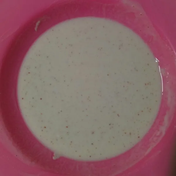 Ambil campuran tepung dan bumbu yg sudah diaduk tadi sebanyak 3 sdm ke tempat yg berbeda, kemudian beri air (jangan terlalu kental dan encer)