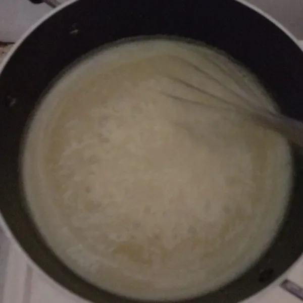 Nyalakan api dan masak sambil terus diaduk sampai mendidih.