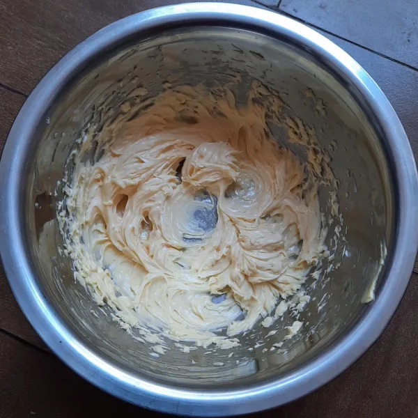 Masukkan unsalted butter, telur dan garam. Kocok dengan mixer/whisk hingga lembut.