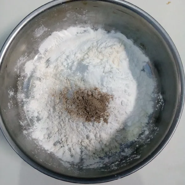 Campur tepung terigu, tepung beras, garam, dan lada bubuk. Aduk rata.
