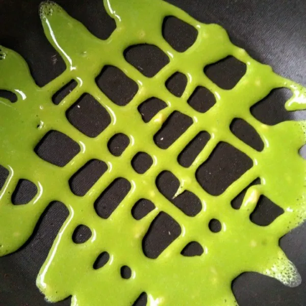 Panaskan teflon dengan api kecil, semprot dan bentuk seperti jaring laba laba.