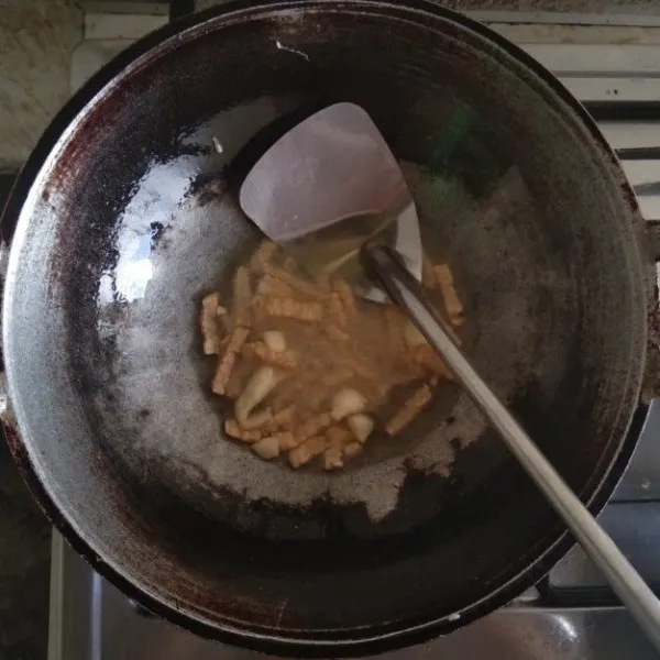 Goreng stick tempe menggunnakan minyak.