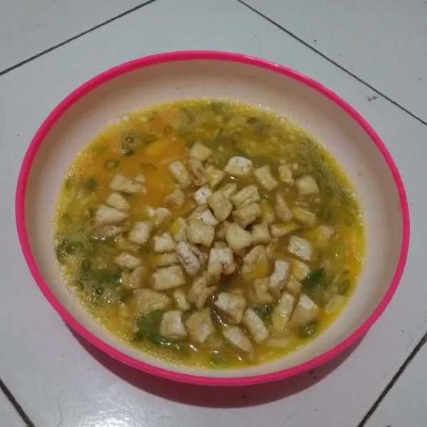 Masukkan tahu goreng, lalu kocok lepas kembali.