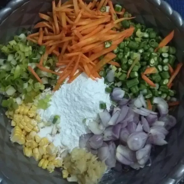 Campur sayur, tepung bumbu iris dan bawang putih yg sudah dibaluskan jadi satu.