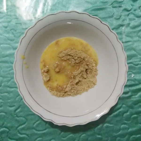 Masukkan kocokan telur ayam kampung.