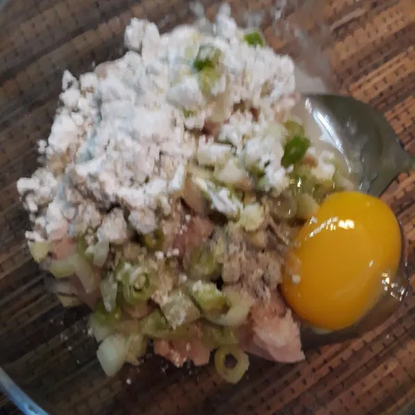Campur daging ayam, tepung tapioka, daun bawang, bawang bombay cincang, telur, lada bubuk dan garam.