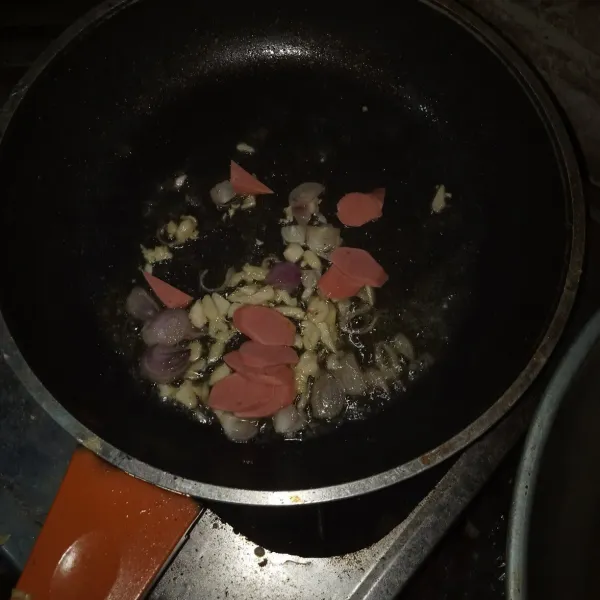 Masukkan sosis lalu aduk rata.