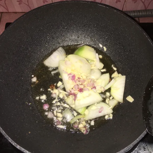 Tumis bawang putih dan bawang merah yang sudah di cincang kasar dan bawang bombi yang sudah diiris