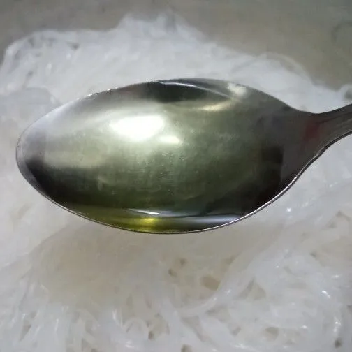 Dalam panci, rebus air ± 500 ml hingga mendidih. Matikan api. Masukkan soun cap mangkok, aduk rata. Buang airnya dan tiriskan. Siram atau rendam dengan air dingin.
