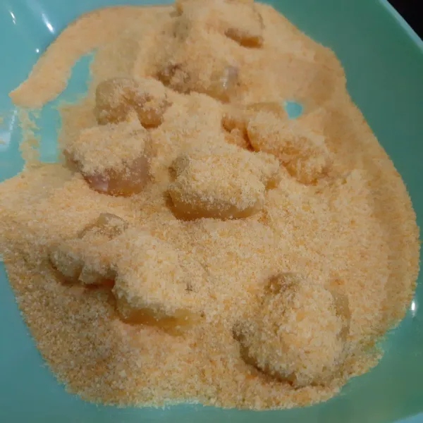 gulingkan ikan ke dalam telur yang sudah dikocok lalu ke tepung roti.