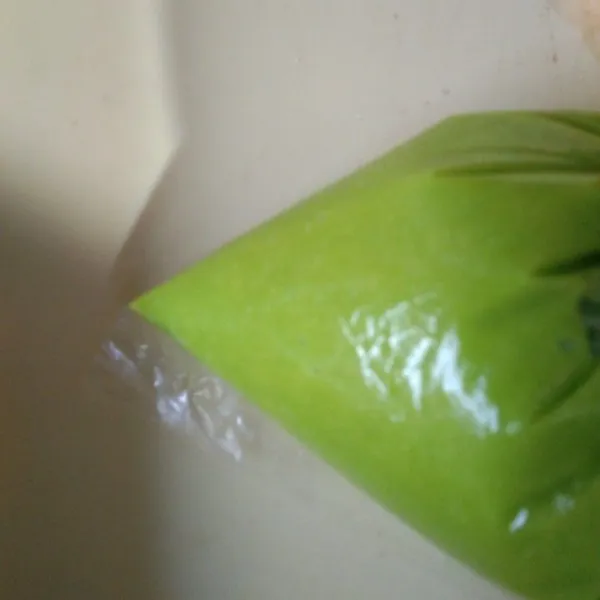 Masukan ke dalam plastik, gunting ujung plastik.