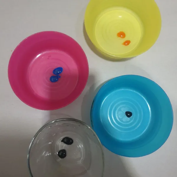 teteskan masing-masing pewarna makanan dalam setiap mangkok.