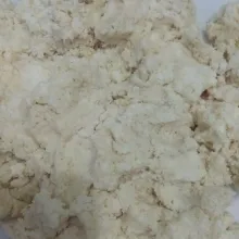 Parut singkong. Setelah itu campur dengan vanili dan garam, aduk rata.