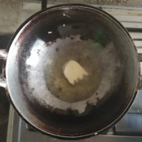 Goreng tahu menggunnakan minyak.