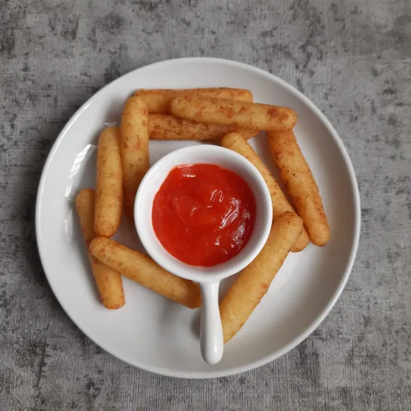 siap disajikan dengan sambal tomat.