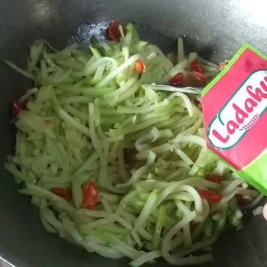Kemudian bumbui garam halus, merica bubuk, gula pasir, dan kaldu bubuk. Aduk rata sambil koreksi rasanya. Masak hingga matang. Matikan api dan siap disajikan.