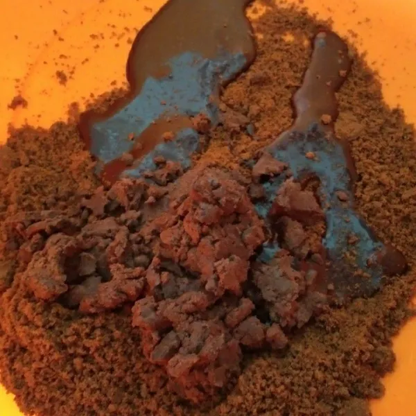 Tambahkan susu kental manis cokelat dan isian krim biskuit, aduk rata dan padatkan.