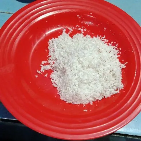 Siapkan kelapa parut.