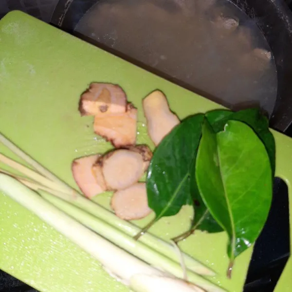 Masukkan, serai, daun salam, jahe dan lengkuas.