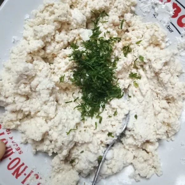 Masukkan daun seledri. Campur rata.