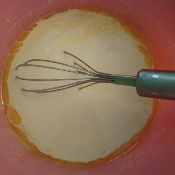 Tambahkan mentega cair dan baking soda aduk rata kembali.