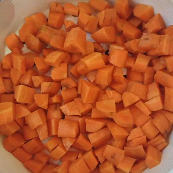 Potong kotak-kotak wortel. Cuci bersih wortel.