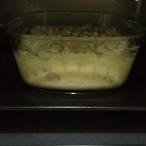 Panaskan oven di suhu 250° (sesuaikan punya masing-masing) letakkan pinggan diatas loyang yang berisi air. Panggang hingga matang (permukaan atas berwarna kecoklatan).