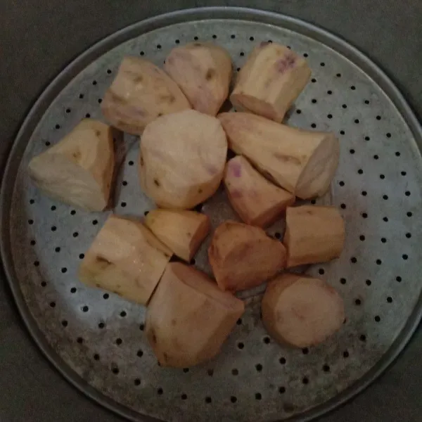 Kukus ubi hingga matang.