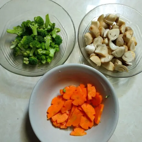 Potong-potong sayuran sesuai selera