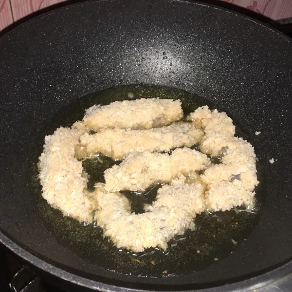 Kemudian goreng udang dengan api sedang. Goreng hingga berubah warna kecoklatan