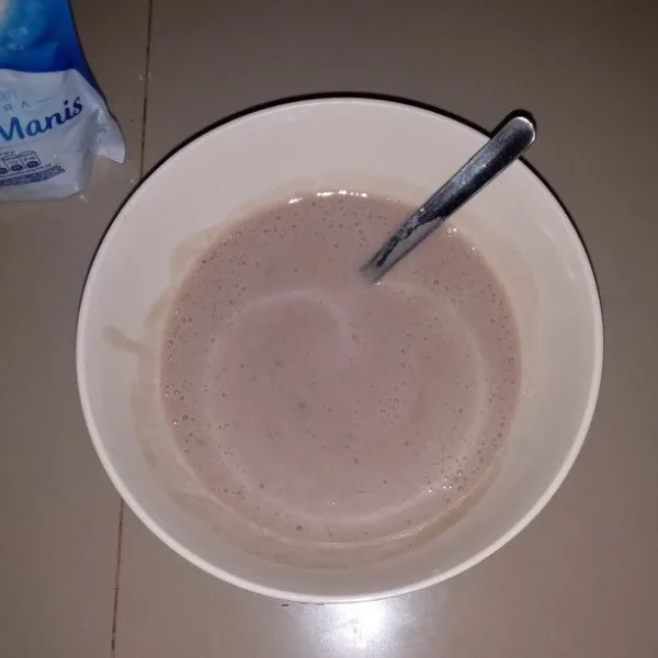 Blender hingga halus pisang, susu cair, susu kental manis dan gula pasir. Penggunaan susu kental manis dan gula sesuaikan dengan selera.