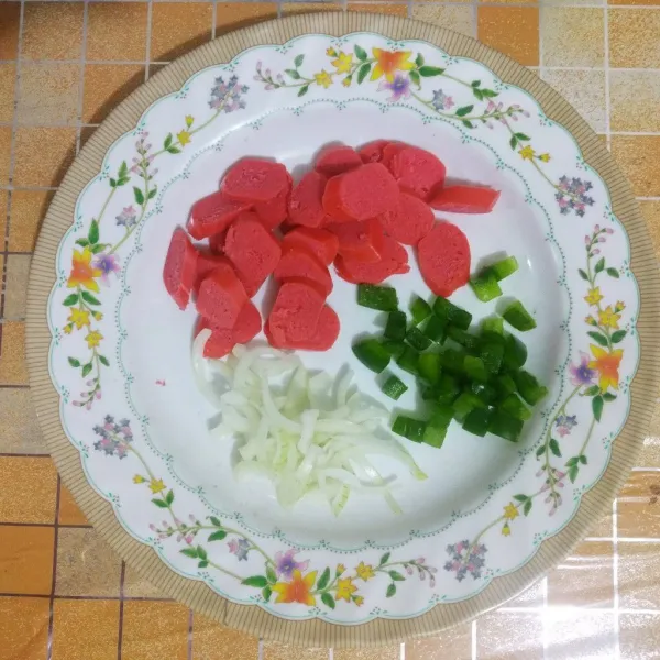 Iris sosis, bawang bombay dan paprika.