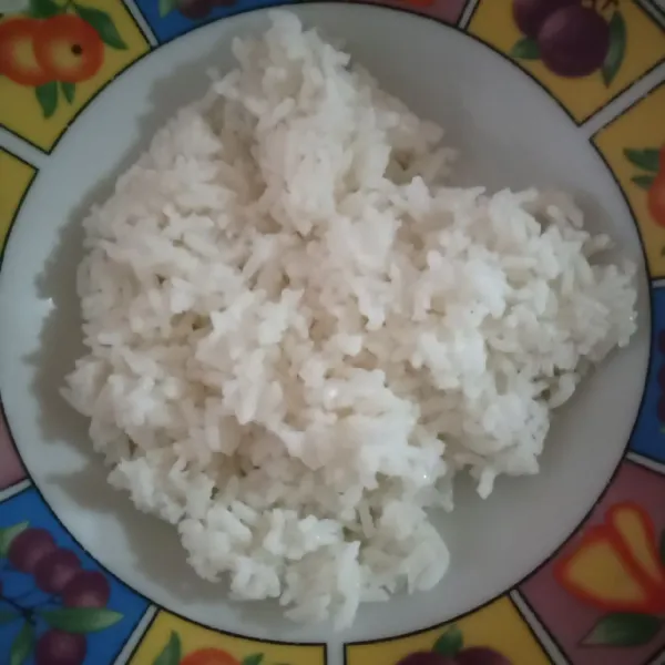 Ambil nasi tambahkan cuka beras,aduk rata sambil di sisir sampai uap panasnya hilang.