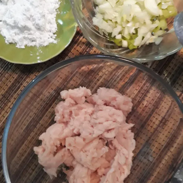 Siapkan daging ayam giling, daun bawang dan tepung tapioka.
