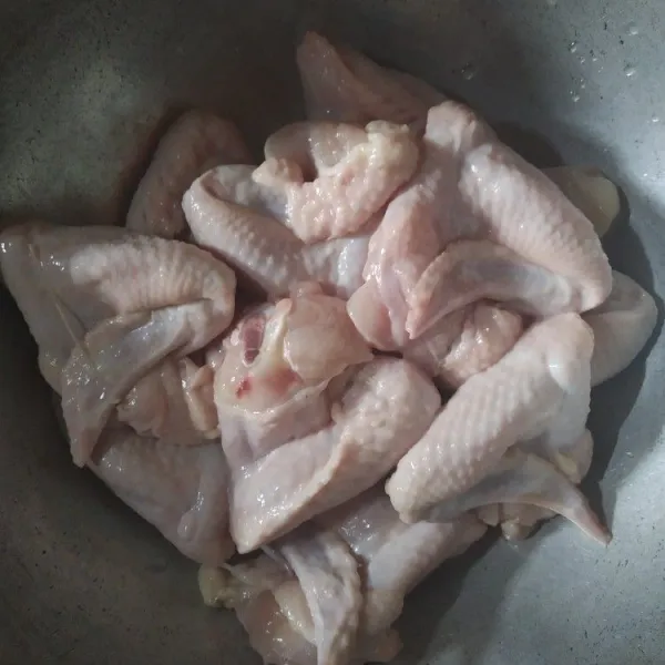 Cuci bersih sayap ayam, sisihkan.