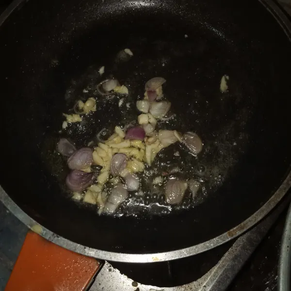 Panaskan pan lalu masukkan mentega dan tumis bawang putih dan bawang merah sampai harum.