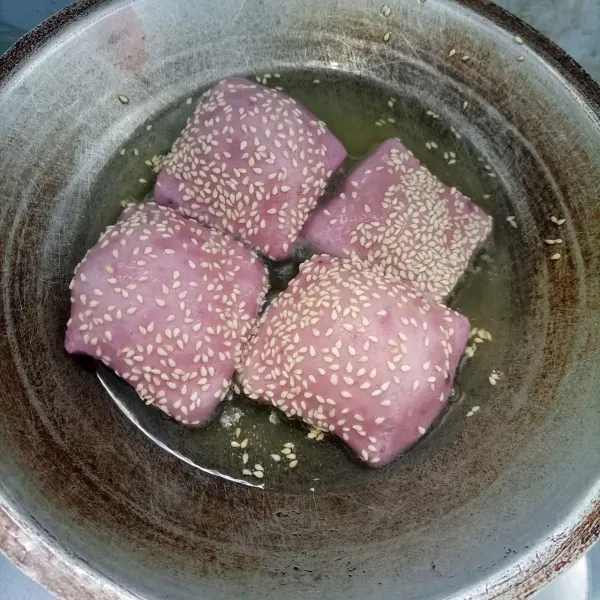 Goreng di minyak panas dengan api sedang sampai matang. Angkat, tiriskan, dan sajikan.