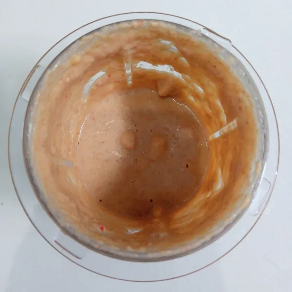 Blender kacang tanah, bawang putih, dan cabai merah sampai halus.