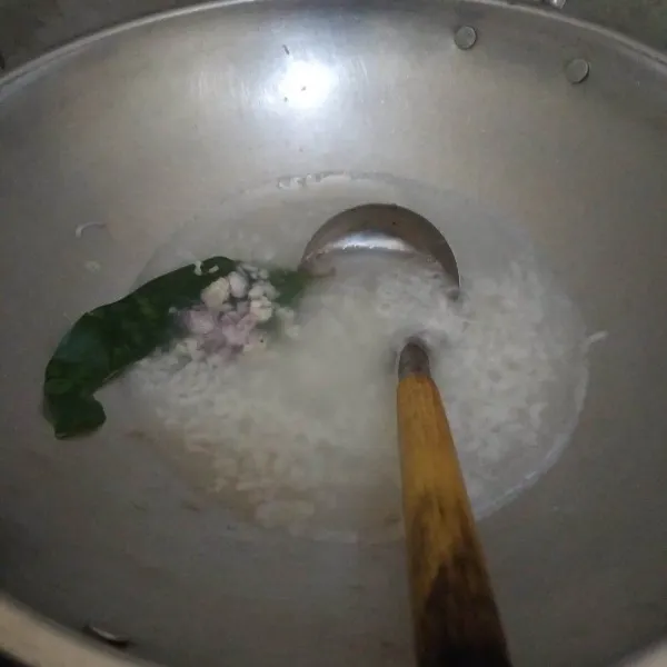 Rebus air dan nasi hingga mendidih. masukkan daun salam, bawang merah dan bawang putih yang sudah dicincang. Aduk hingga nasi menjadi bubuk.