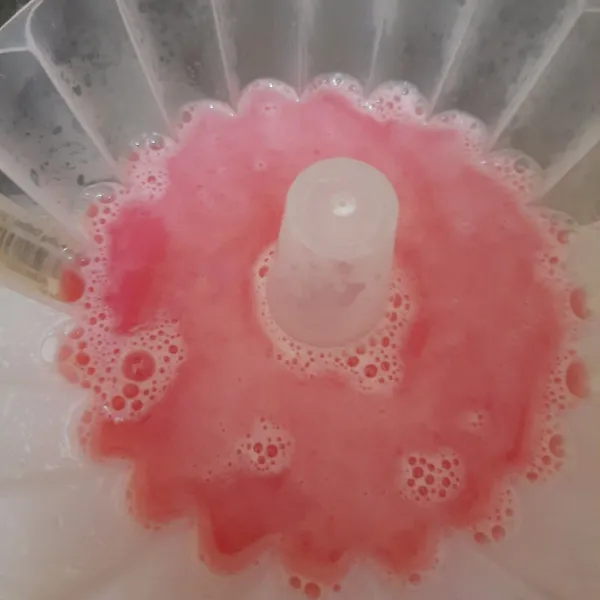 Masukkan ke dalam cetakan yang size dan bentuknya sama dengan cetakan jelly tadi. Setelah puding strawberry masuk, lalu timpa dengan jelly leci tadi. Diamkan hingga set.